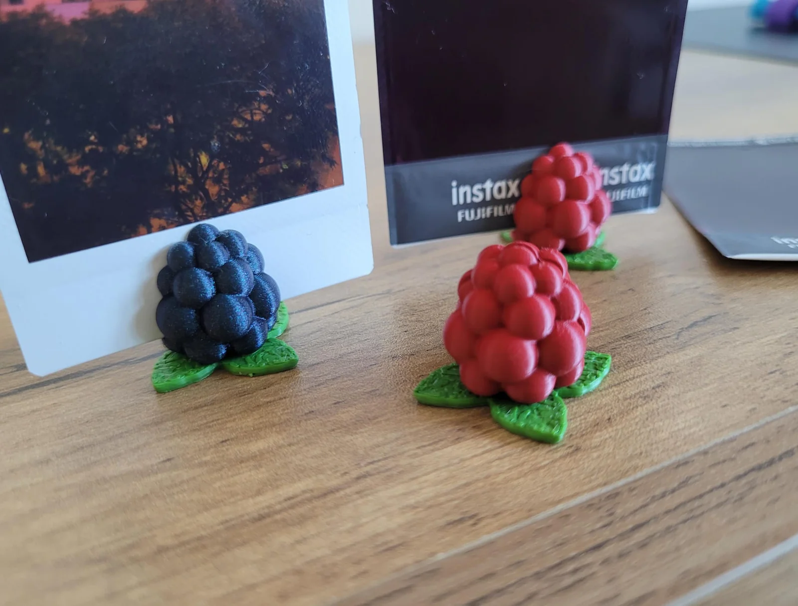 Berry Photo & Notes Stand screenshot 2